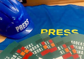 UNS obezbedio zaštitne PRESS šlemove i prsluke za koleginice i kolege UNS obezbedio zaštitne PRESS šlemove i prsluke za koleginice i kolege